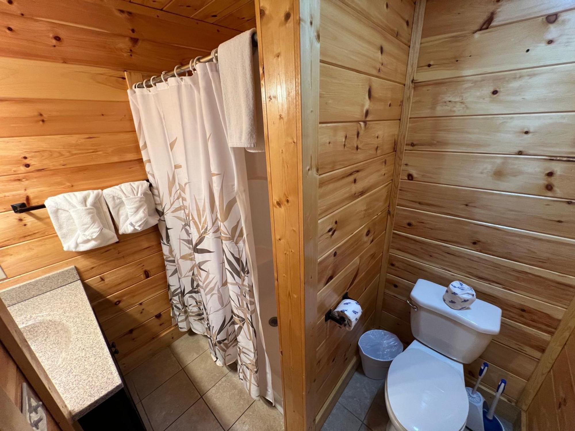 Holiday home Pf Plunge 4 Bedroom Private Indoor Pool Game Hot Tub Prime Location *