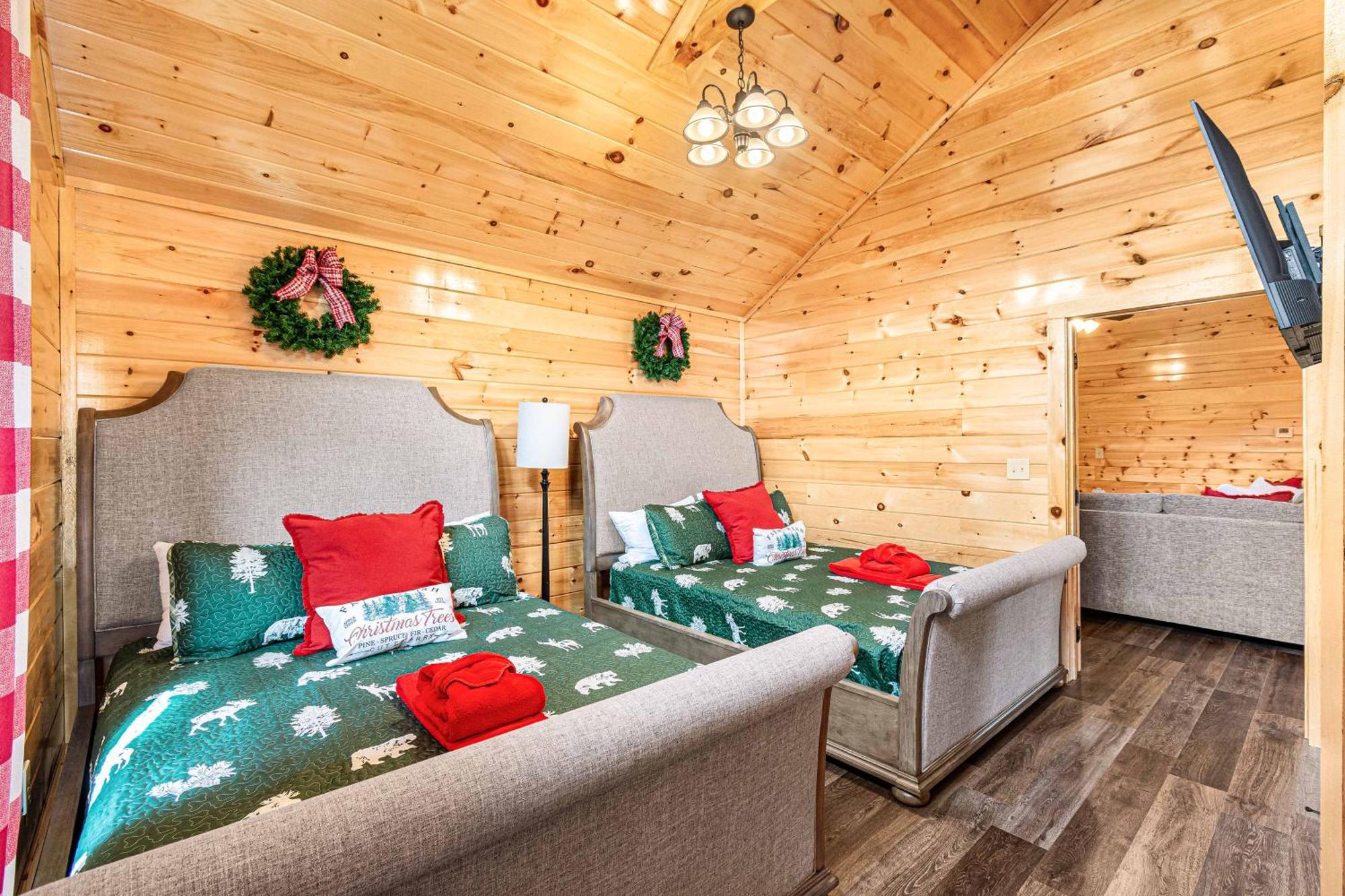 Xmascabins By Smokystays- Christmas Themed Year Round! Holiday home *