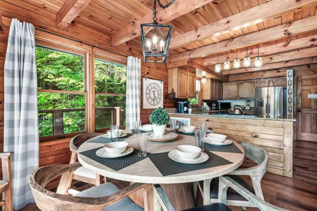 Mountain Views,king Beds, Pet Friendly, Private Retreat Holiday home