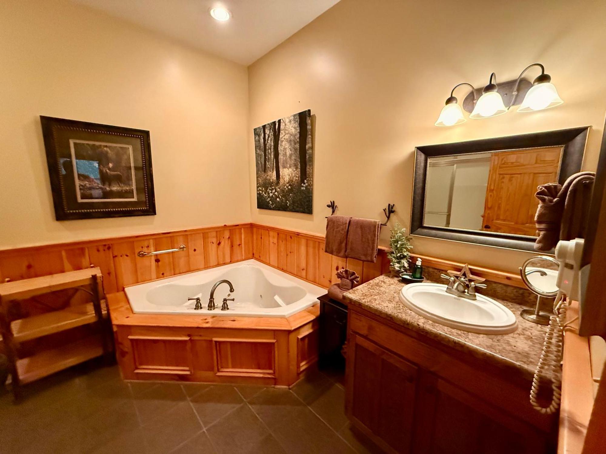 Experience Comfort And Tranquility At Mooseberry Just Minutes From Attractions * Pigeon Forge