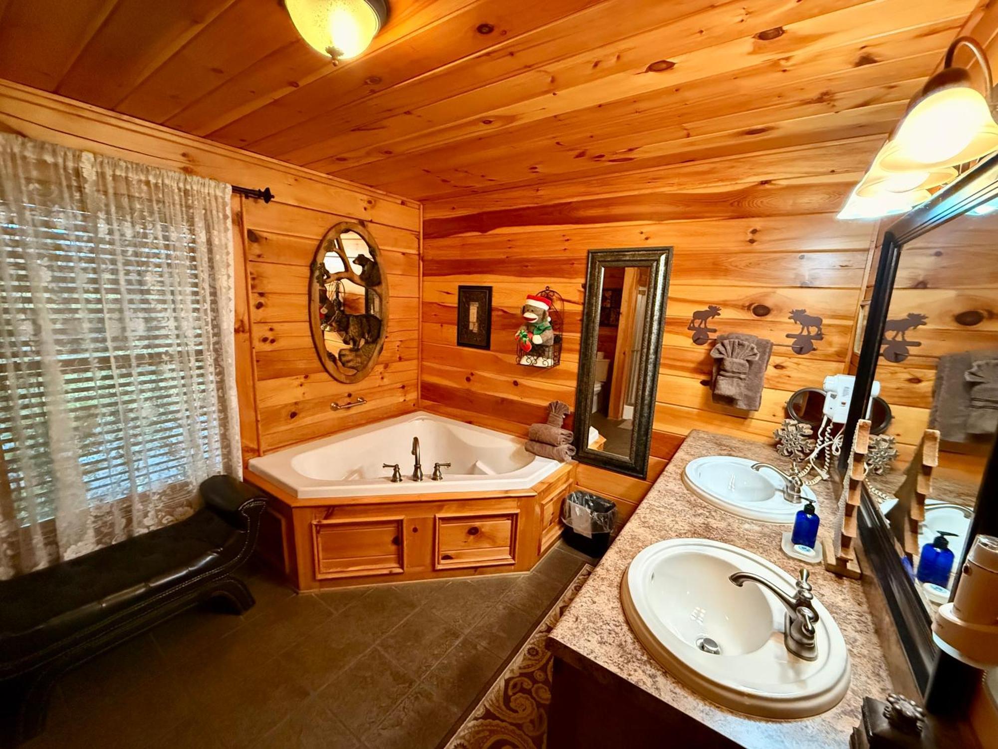 Experience Comfort And Tranquility At Mooseberry Just Minutes From Attractions *