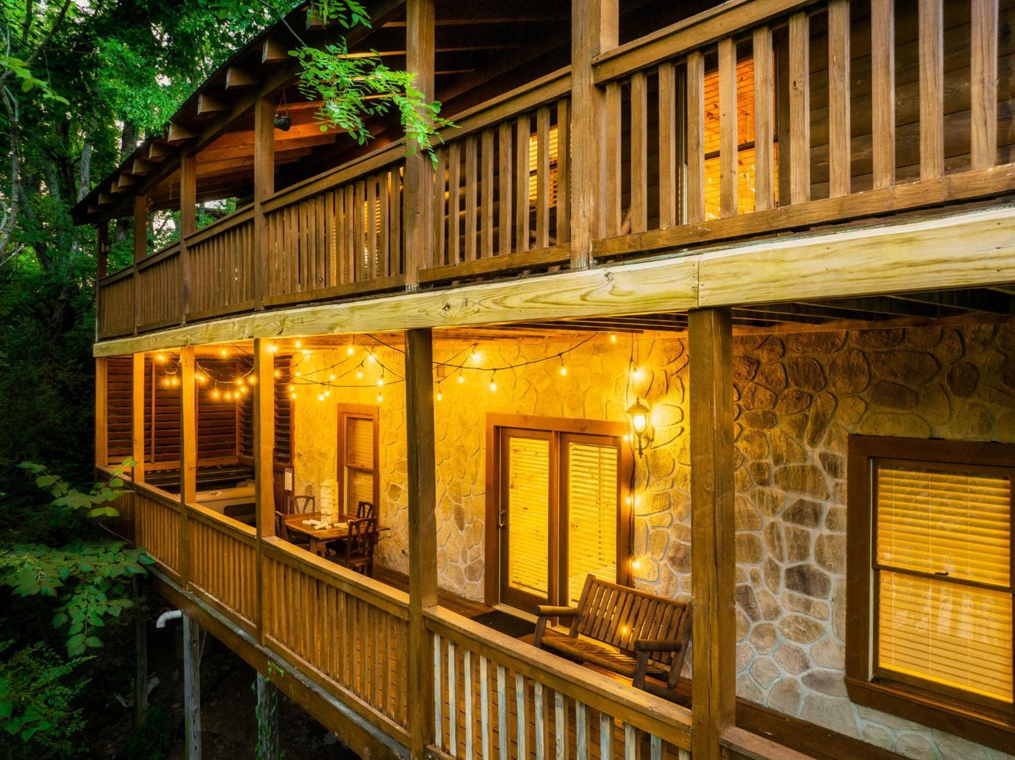 Alpine Resort Near Dollywood, Hot Tub, Game Room, Outdoor Pool, Fast Wifi Pigeon Forge