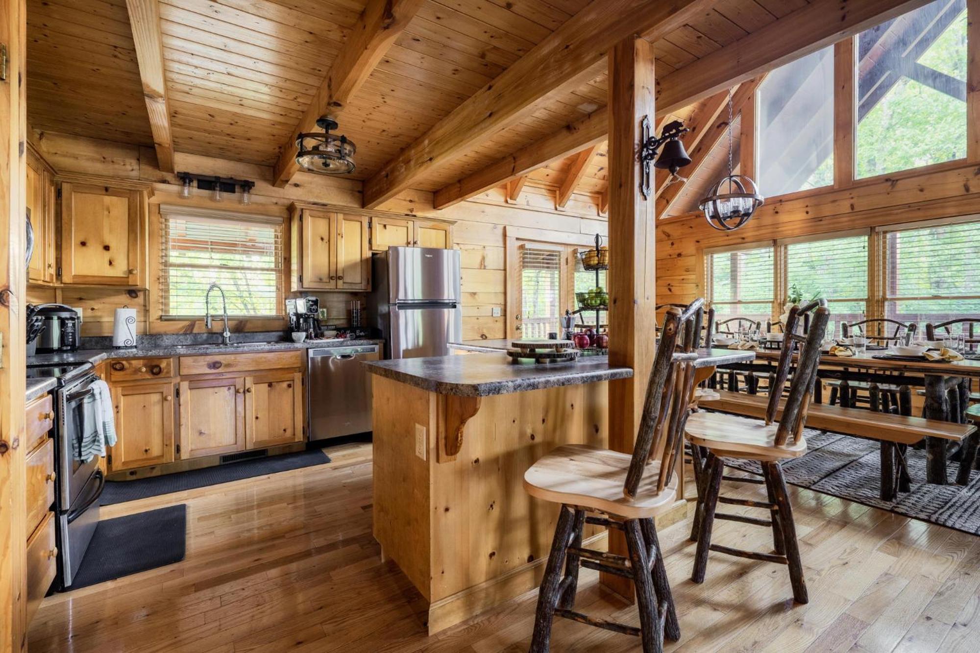 Alpine Resort Near Dollywood, Hot Tub, Game Room, Outdoor Pool, Fast Wifi *