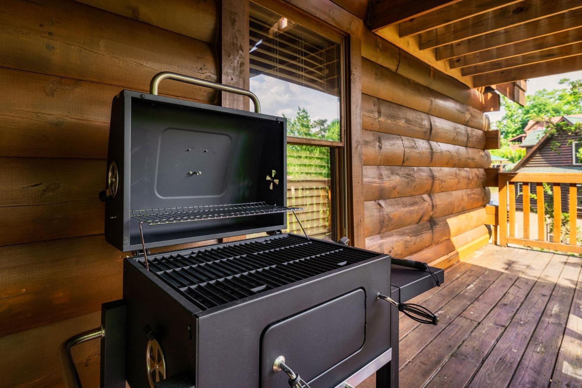 Alpine Resort Near Dollywood, Hot Tub, Game Room, Outdoor Pool, Fast Wifi Pigeon Forge