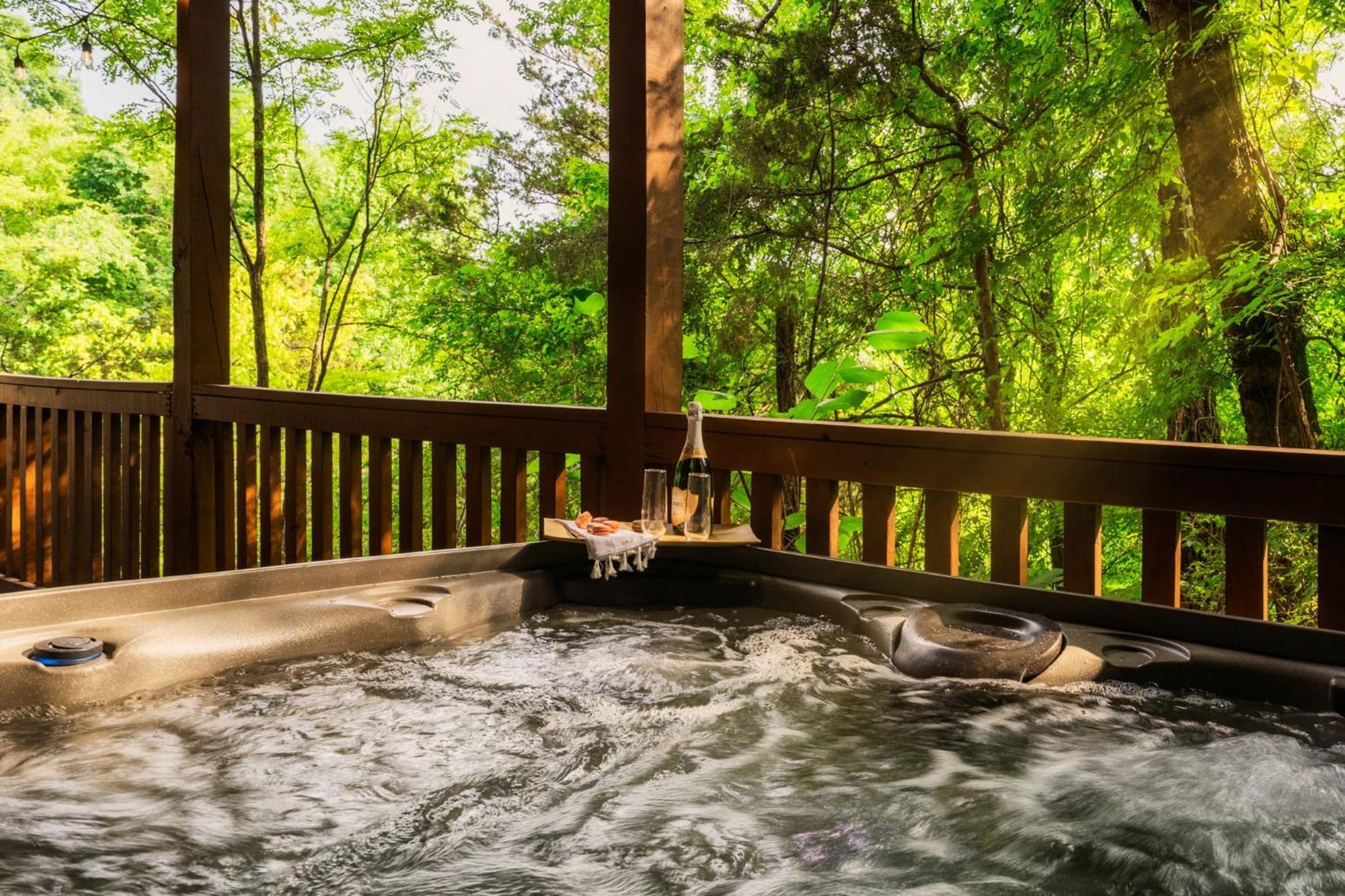 Alpine Resort Near Dollywood, Hot Tub, Game Room, Outdoor Pool, Fast Wifi Holiday home Pigeon Forge