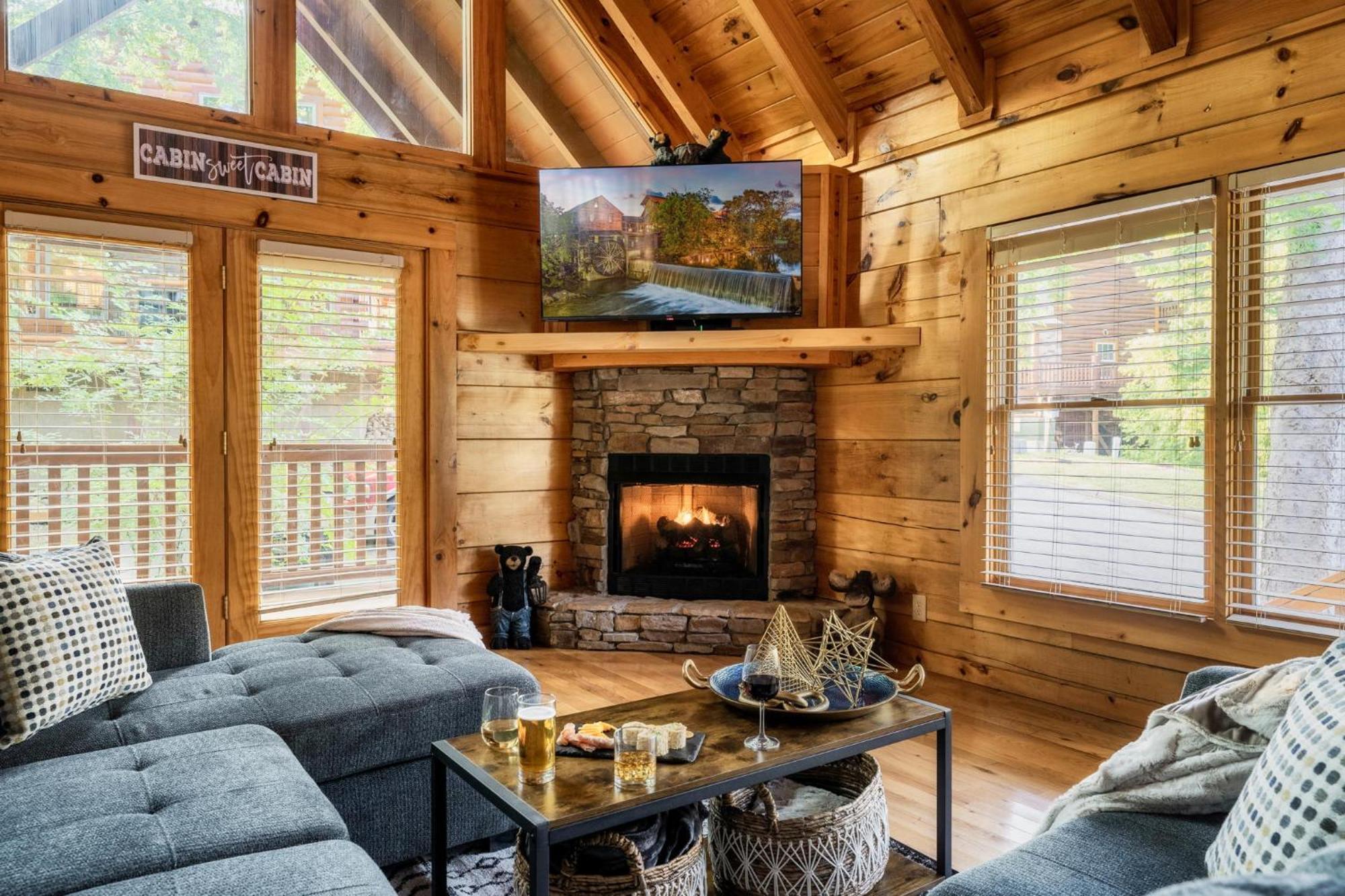 Holiday home Alpine Resort Near Dollywood, Hot Tub, Game Room, Outdoor Pool, Fast Wifi Pigeon Forge