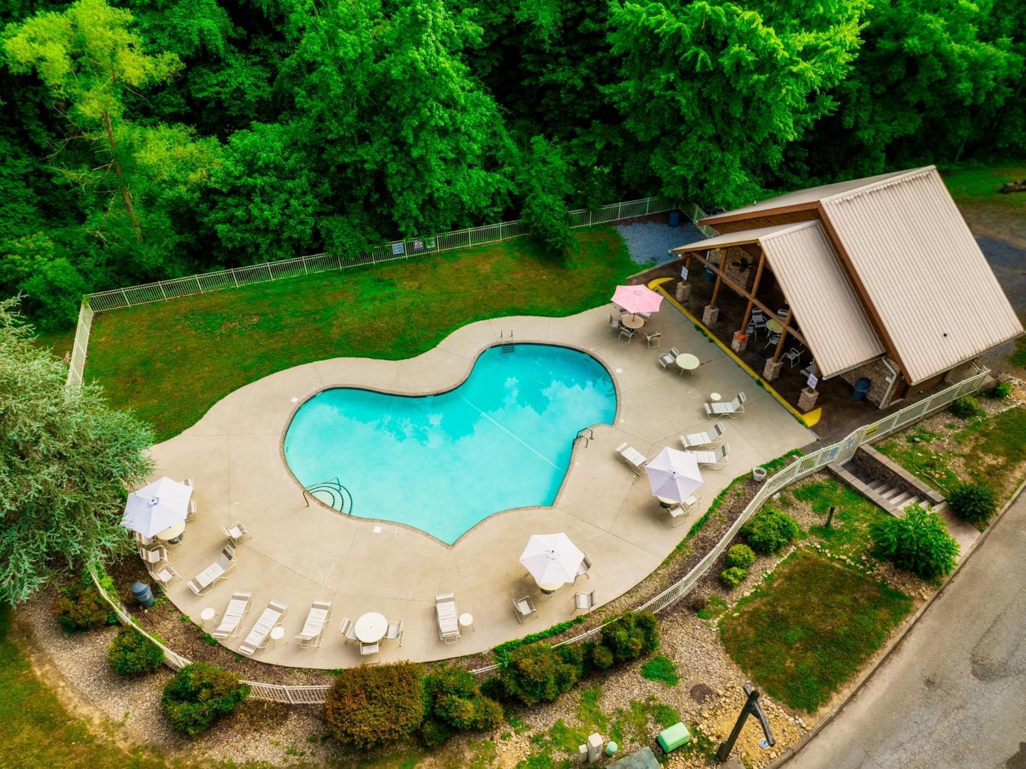 Alpine Resort Near Dollywood, Hot Tub, Game Room, Outdoor Pool, Fast Wifi Holiday home *