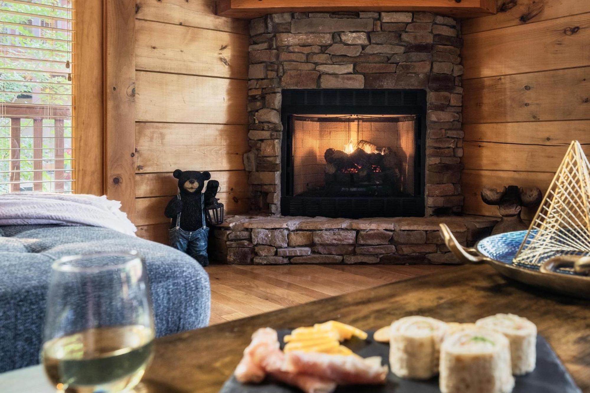 Alpine Resort Near Dollywood, Hot Tub, Game Room, Outdoor Pool, Fast Wifi