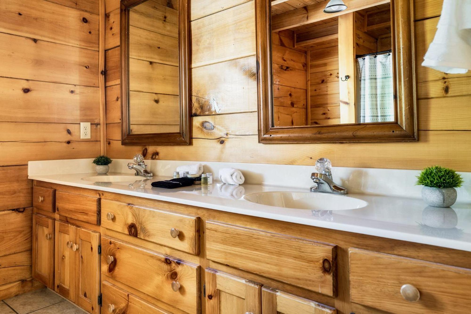 Alpine Resort Near Dollywood, Hot Tub, Game Room, Outdoor Pool, Fast Wifi Holiday home