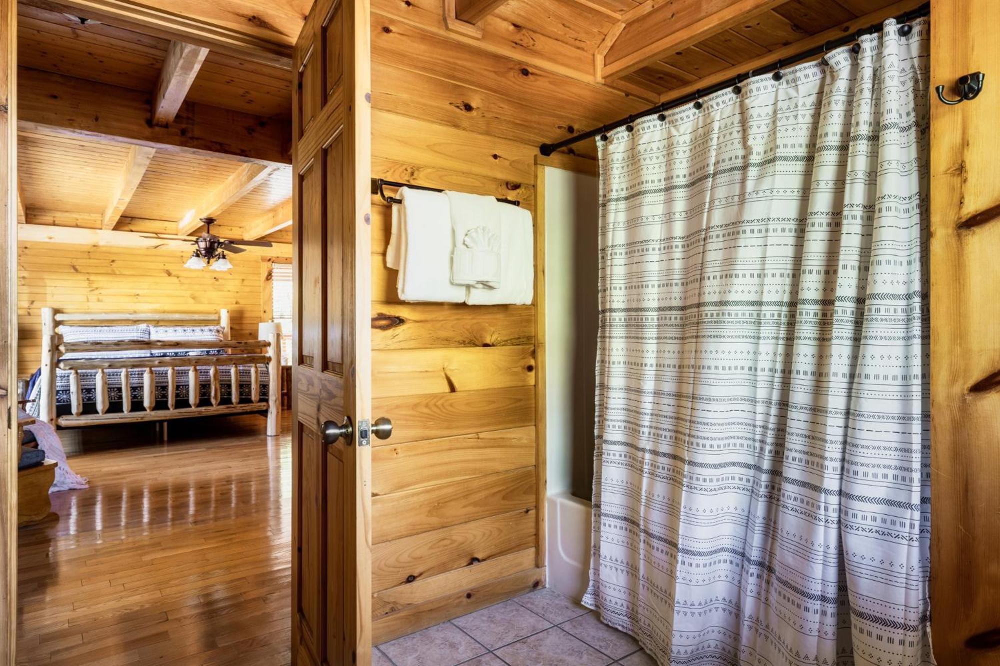 Alpine Resort Near Dollywood, Hot Tub, Game Room, Outdoor Pool, Fast Wifi Pigeon Forge