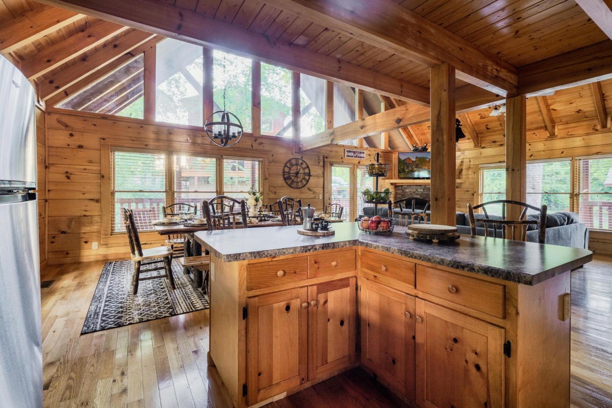 Alpine Resort Near Dollywood, Hot Tub, Game Room, Outdoor Pool, Fast Wifi