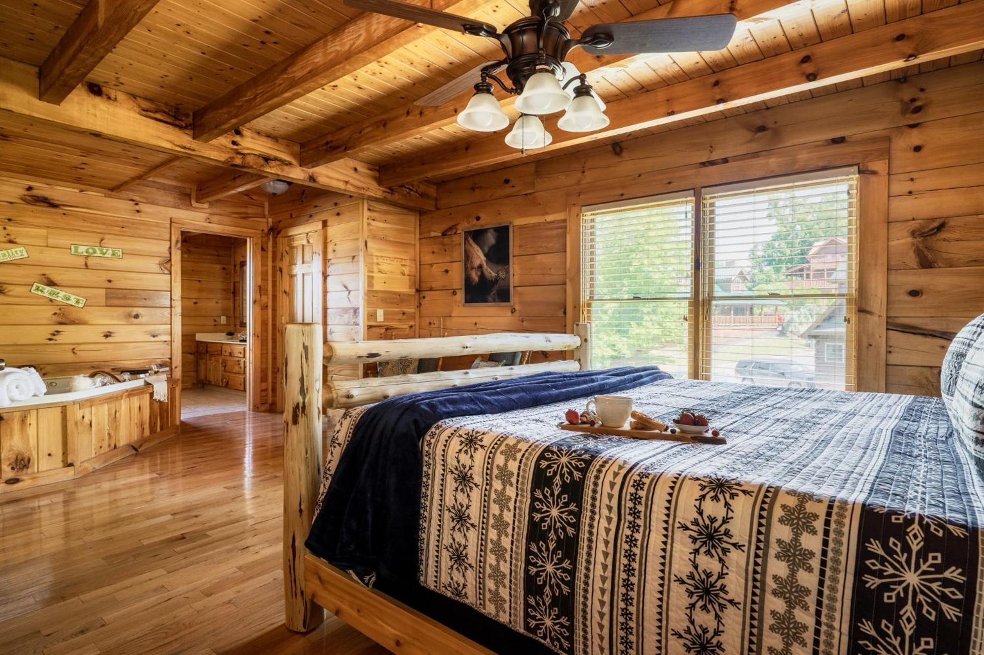 Alpine Resort Near Dollywood, Hot Tub, Game Room, Outdoor Pool, Fast Wifi Holiday home *