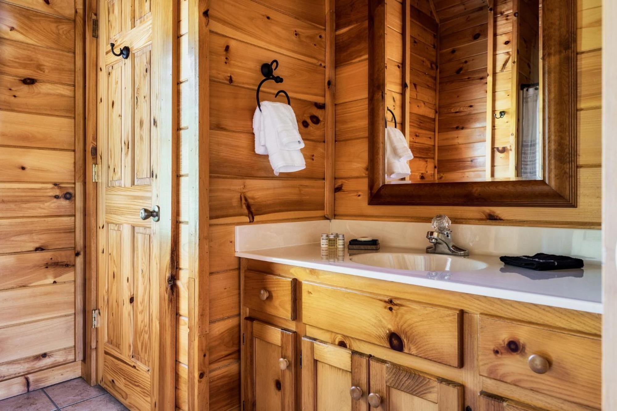 Holiday home Alpine Resort Near Dollywood, Hot Tub, Game Room, Outdoor Pool, Fast Wifi *
