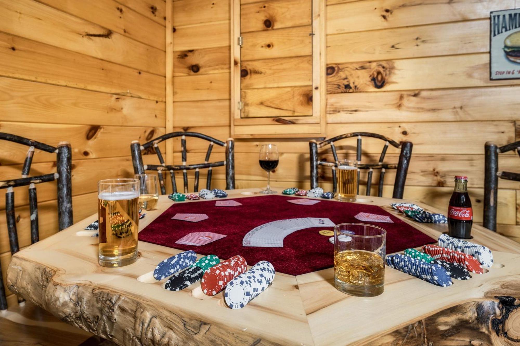 Alpine Resort Near Dollywood, Hot Tub, Game Room, Outdoor Pool, Fast Wifi * Pigeon Forge