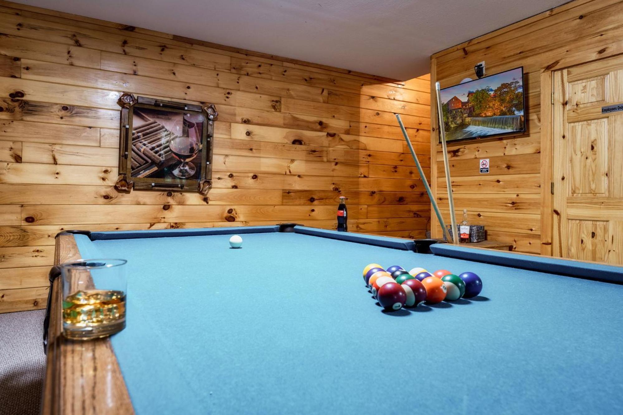 Alpine Resort Near Dollywood, Hot Tub, Game Room, Outdoor Pool, Fast Wifi Holiday home