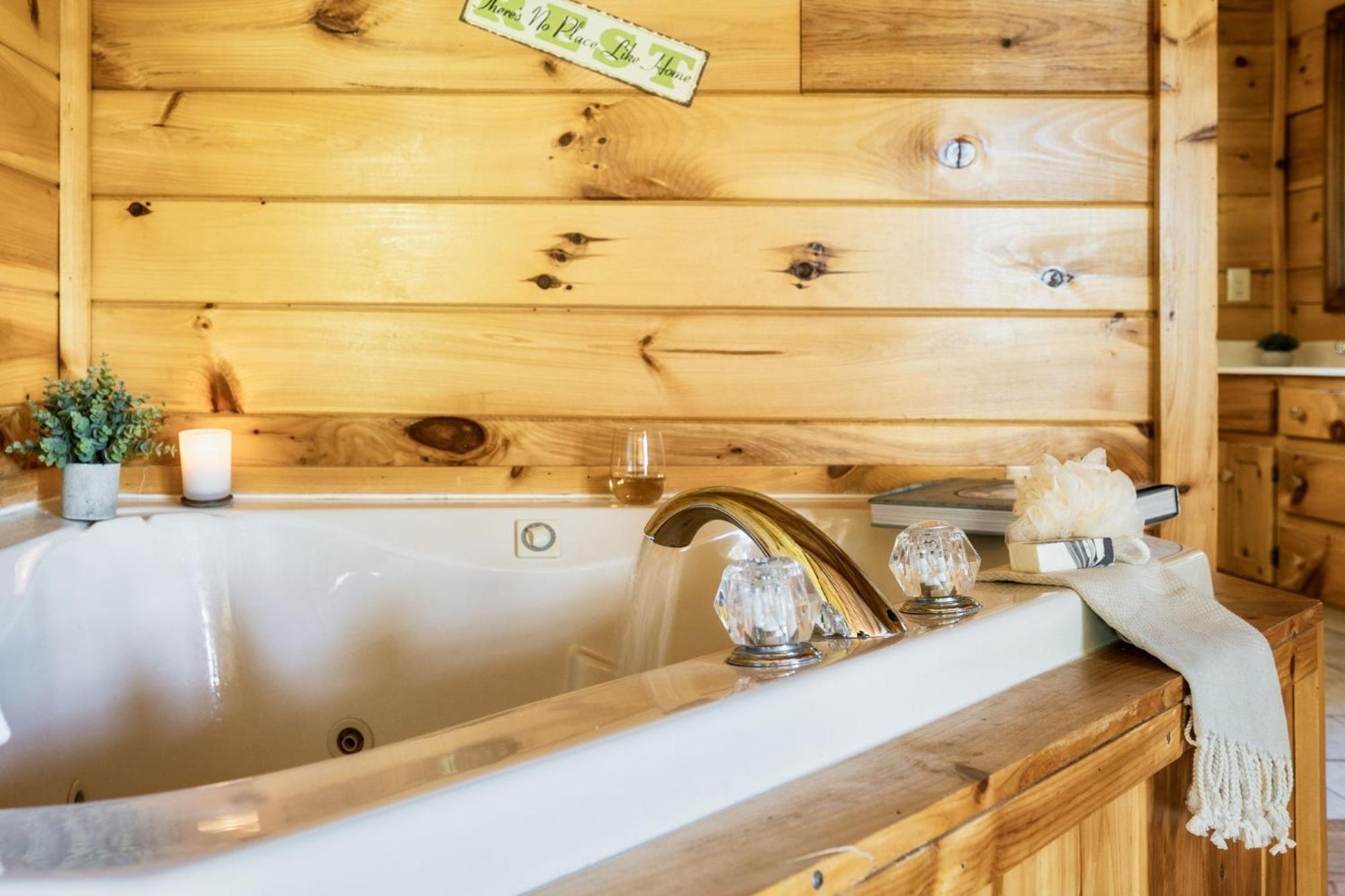 Holiday home Alpine Resort Near Dollywood, Hot Tub, Game Room, Outdoor Pool, Fast Wifi *