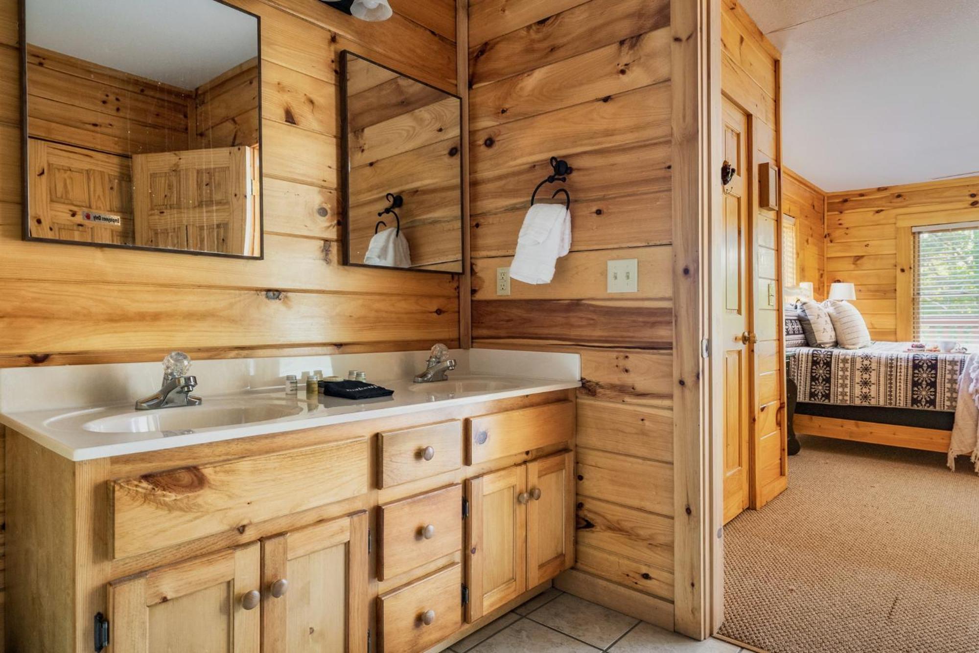 Alpine Resort Near Dollywood, Hot Tub, Game Room, Outdoor Pool, Fast Wifi Holiday home Pigeon Forge