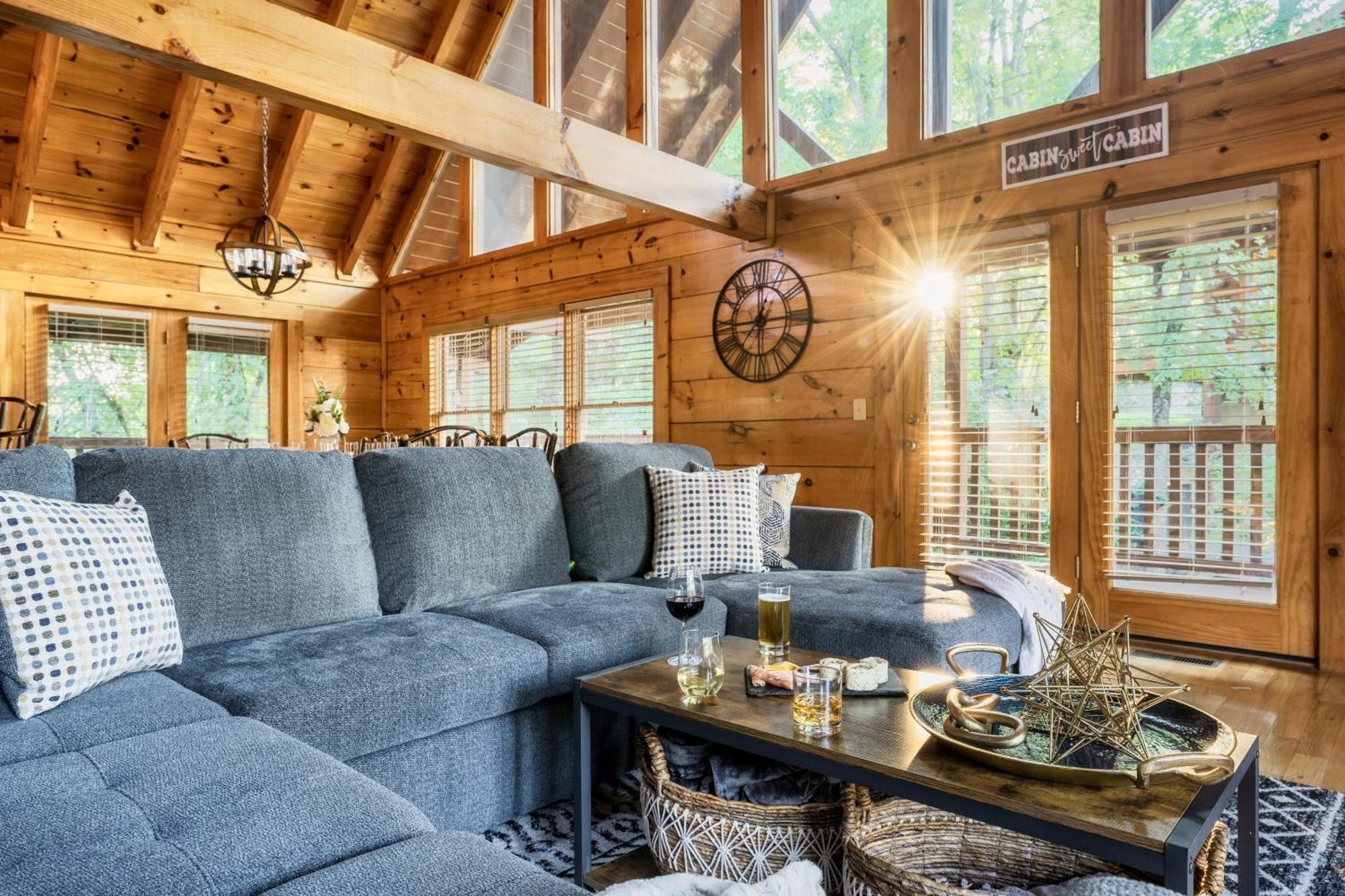 Alpine Resort Near Dollywood, Hot Tub, Game Room, Outdoor Pool, Fast Wifi *