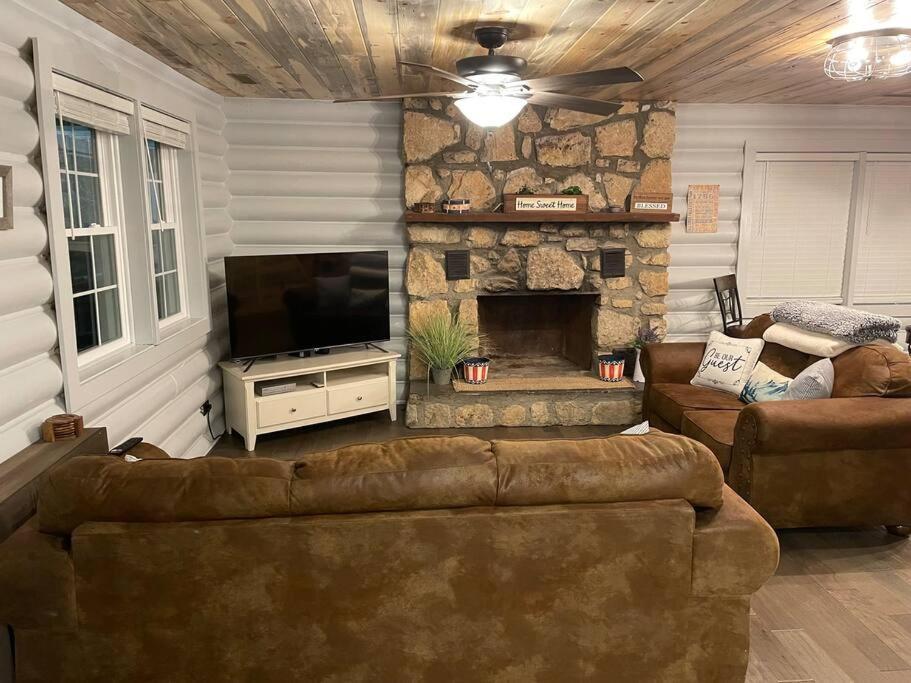 Creekside Hideaway - Real Log W/great Location Holiday home *