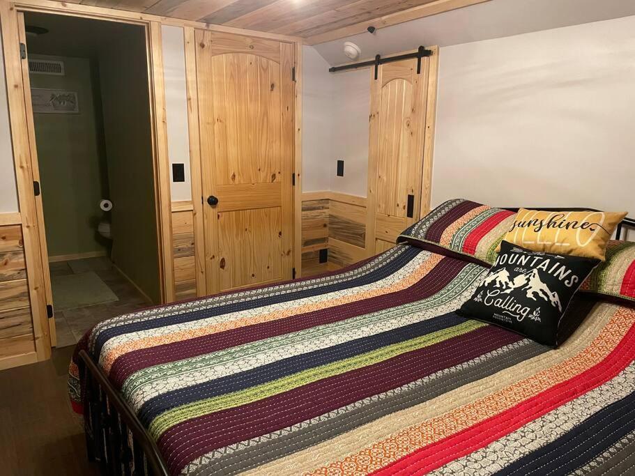 Creekside Hideaway - Real Log W/great Location Holiday home *