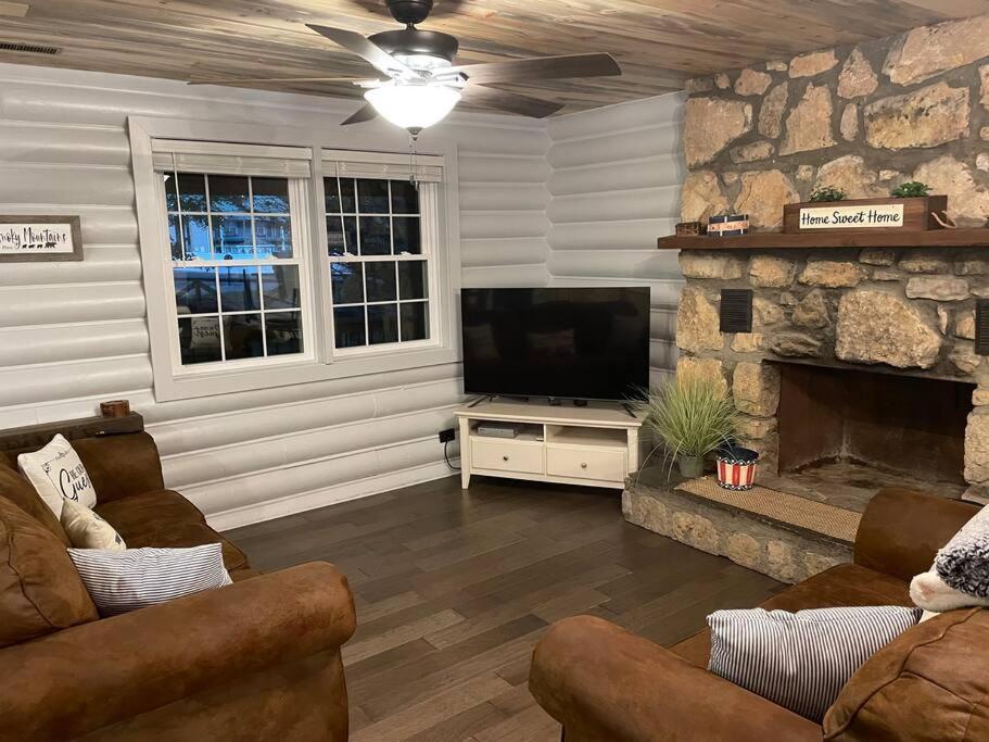 Holiday home Creekside Hideaway - Real Log W/great Location Pigeon Forge