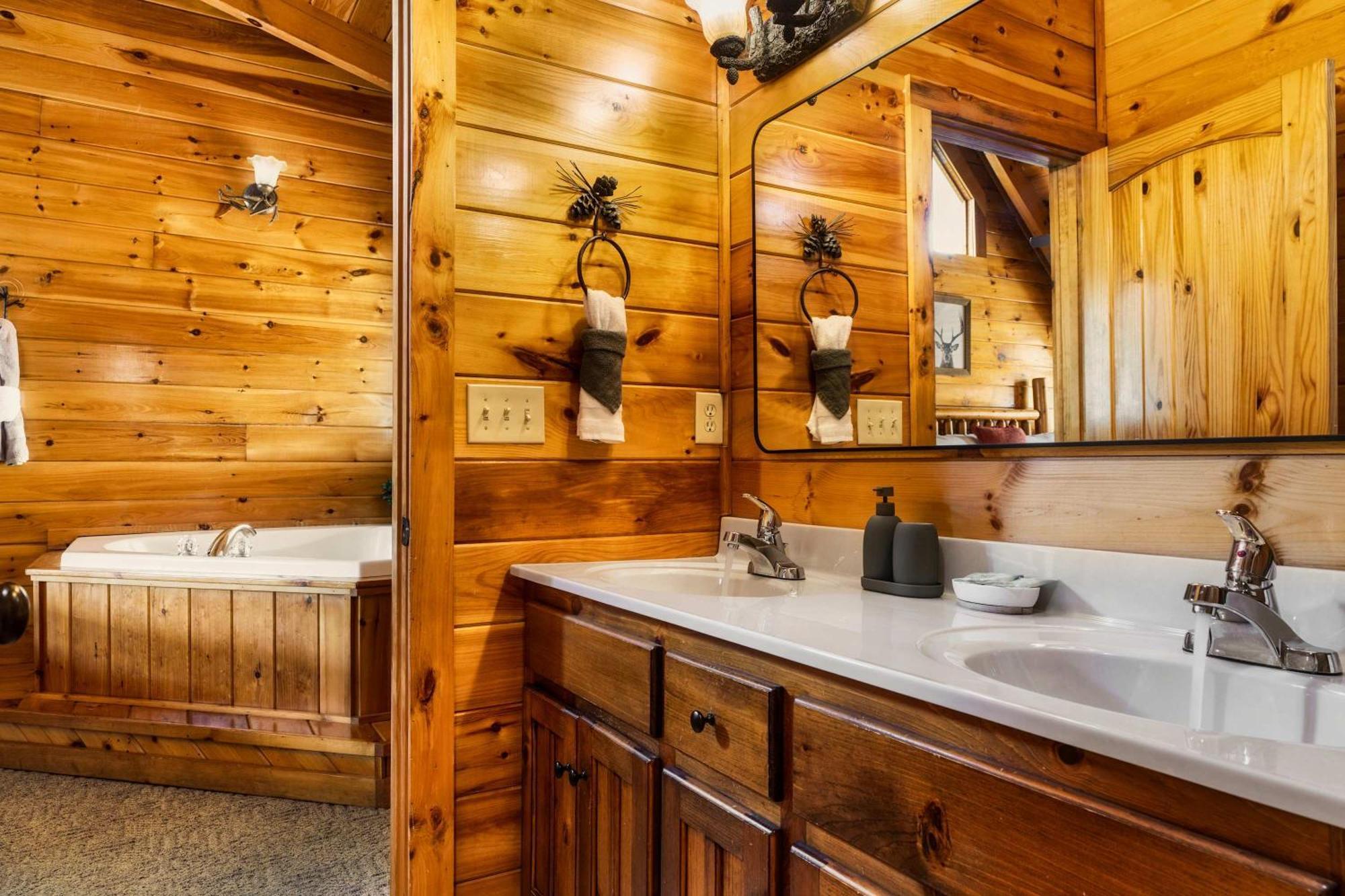Family Haven By Dollywood - Hot Tub - Game *