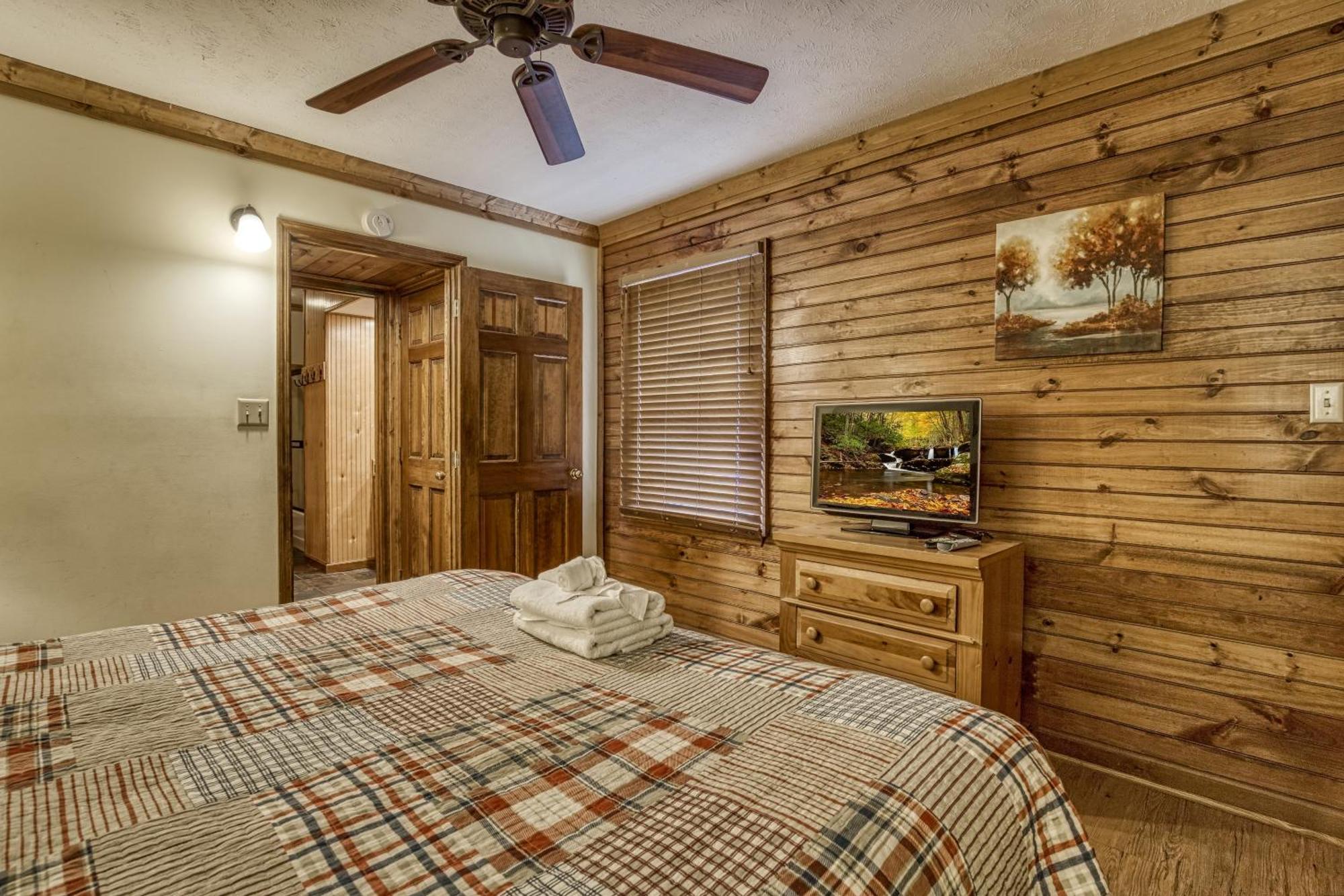 Chalet Mountain Side Pigeon Forge