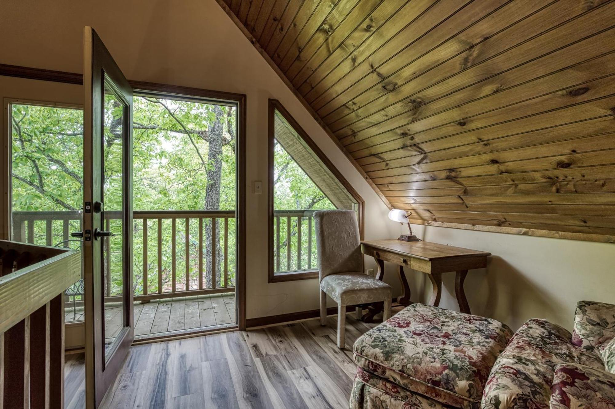 Mountain Side Chalet *