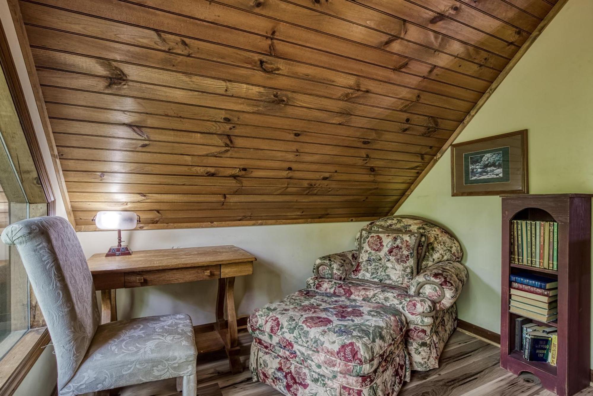 Mountain Side Chalet *