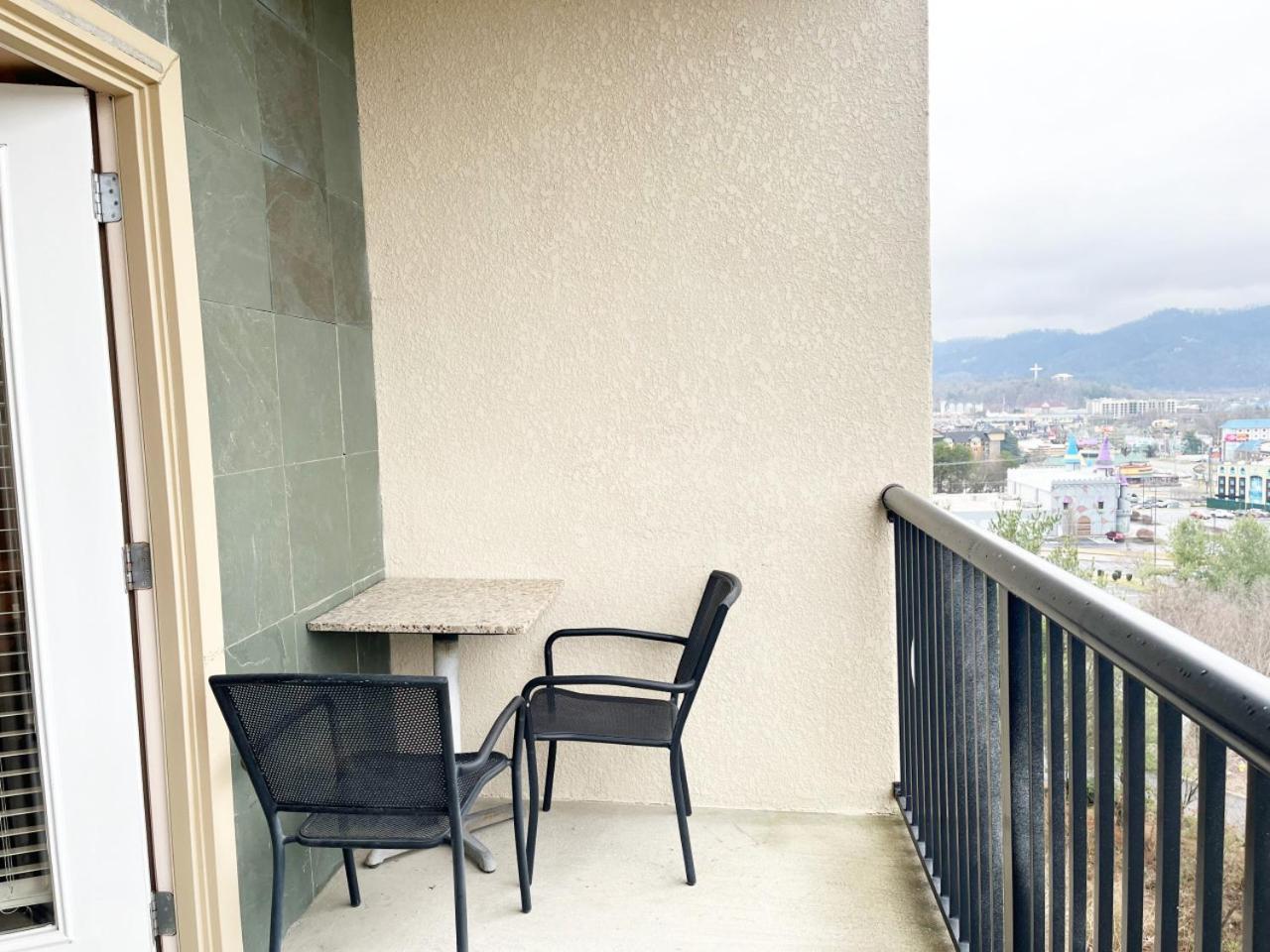 Unit 1606 - Mountain View