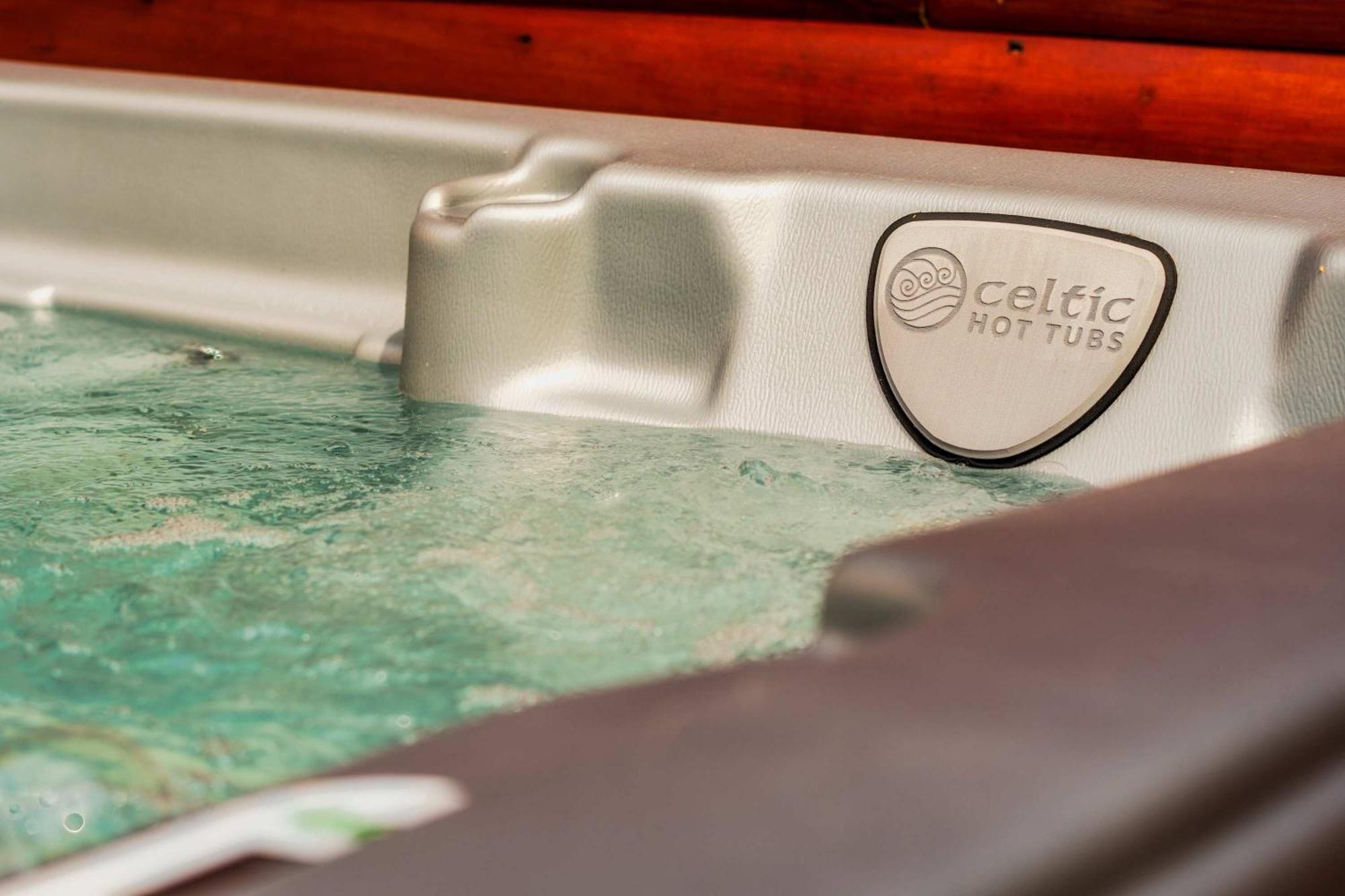 Fun Heated Pool - Walk To Parkway Holiday home *