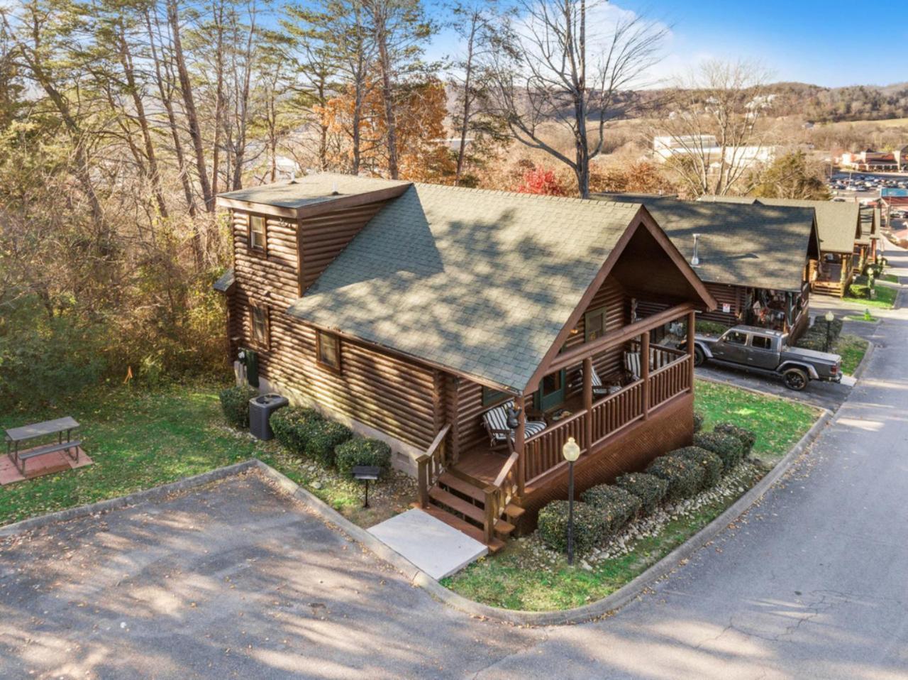Smoky Bear Hot Tub Grill Outdoor Pool Holiday home Pigeon Forge