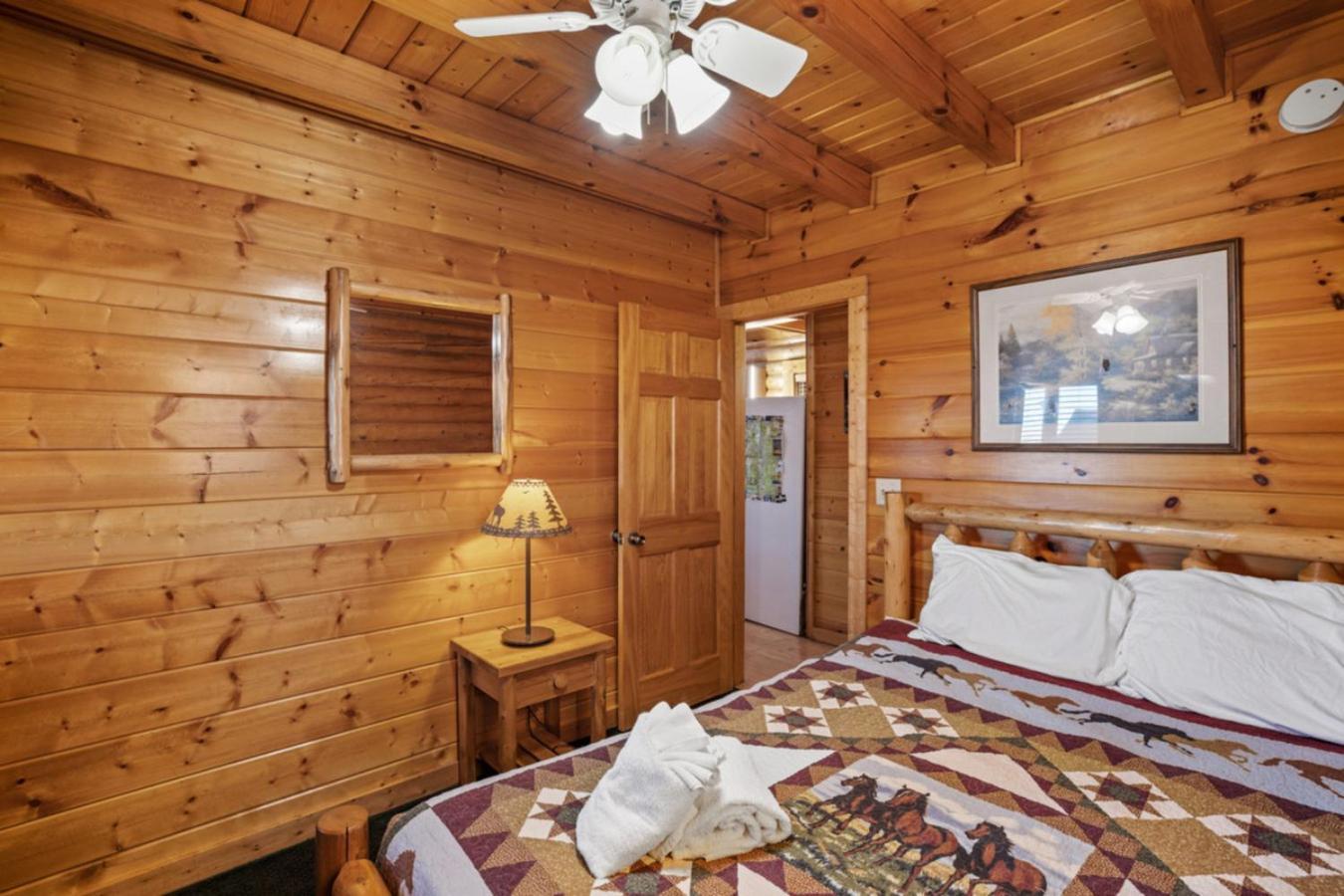 Smoky Bear Hot Tub Grill Outdoor Pool Holiday home Pigeon Forge