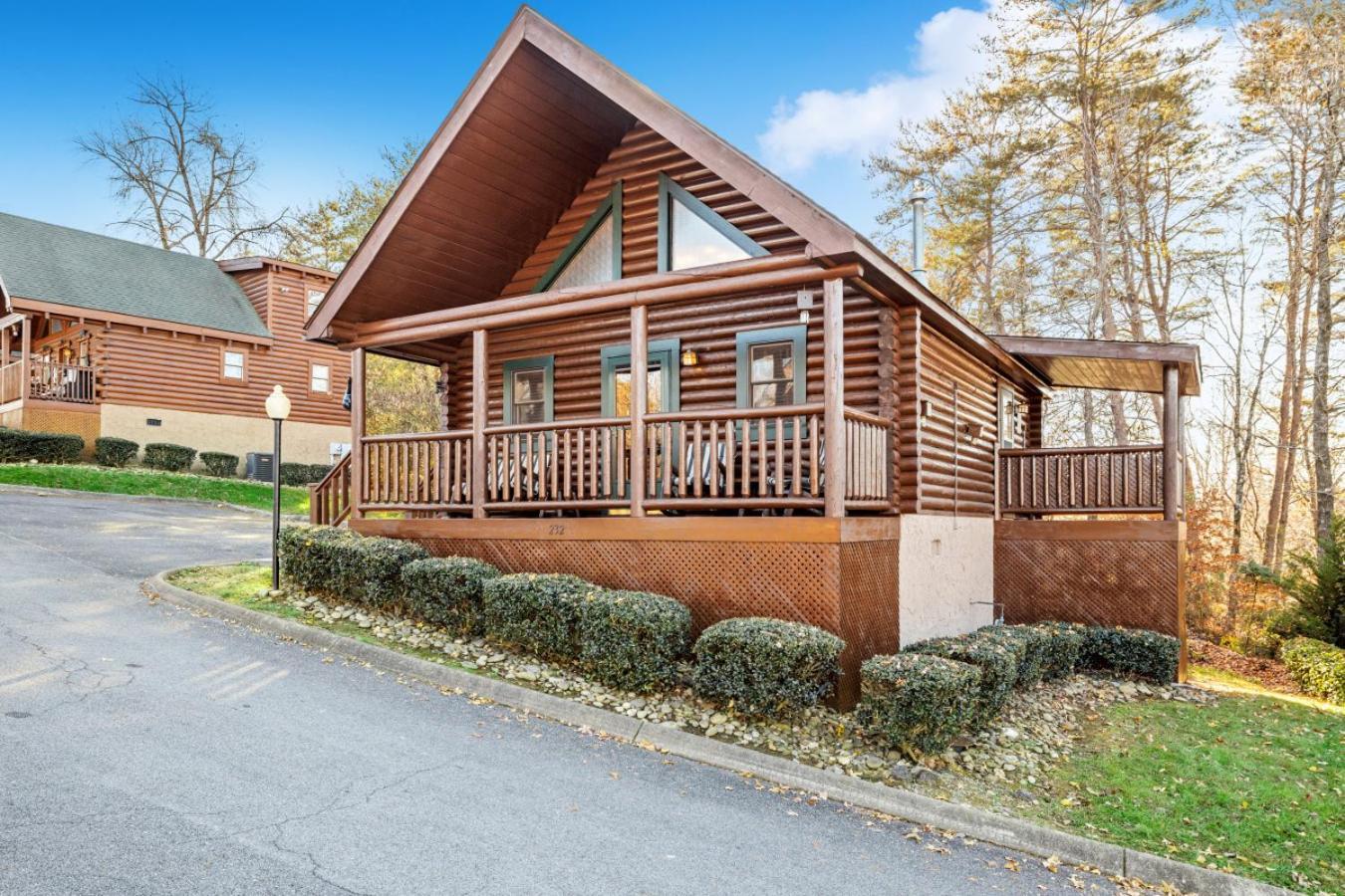 Smoky Bear Hot Tub Grill Outdoor Pool Holiday home Pigeon Forge