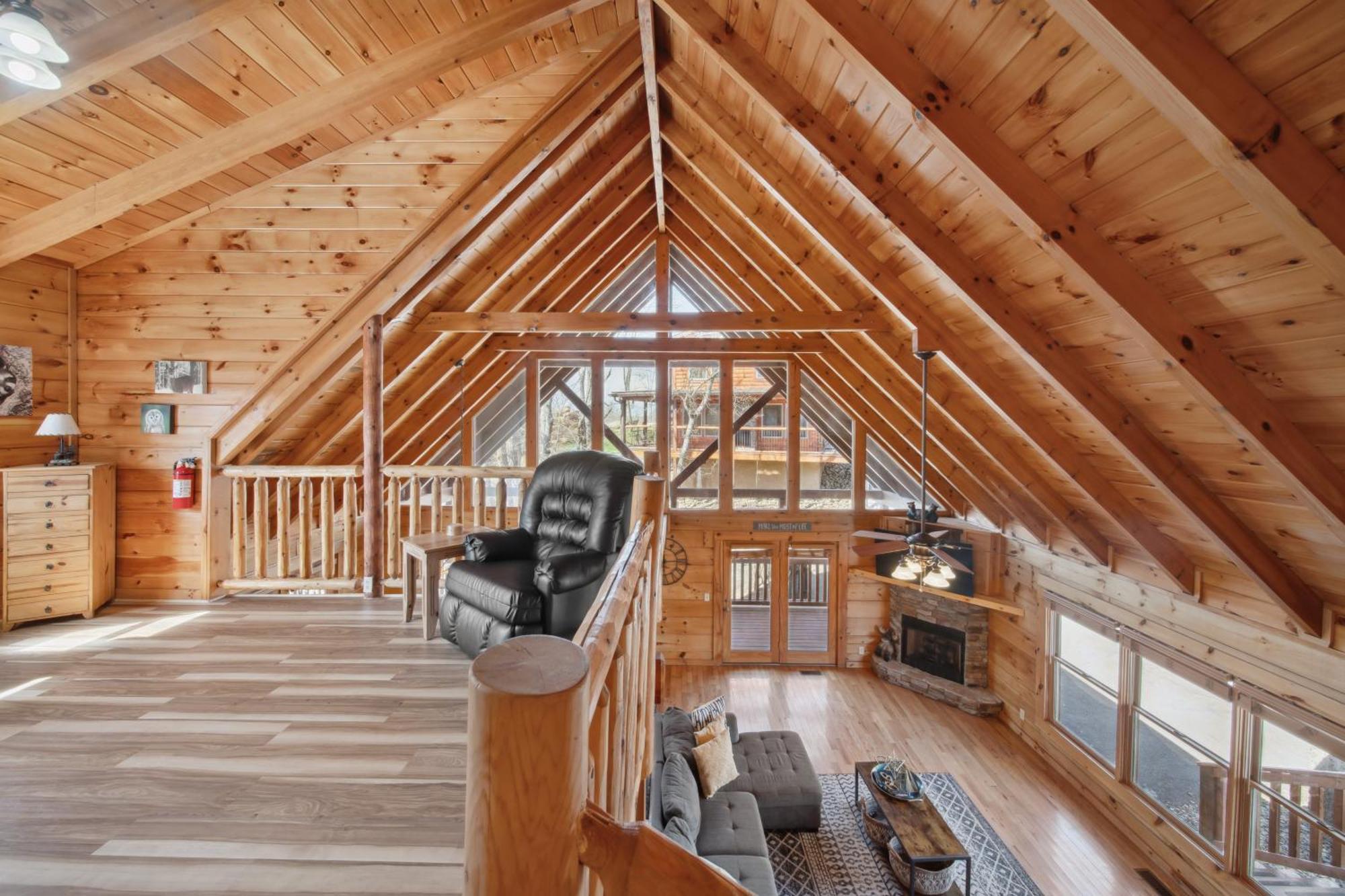 Alpine Resort Near Dollywood, Hot Tub, Game Room, Outdoor Pool, Fast Wifi Pigeon Forge