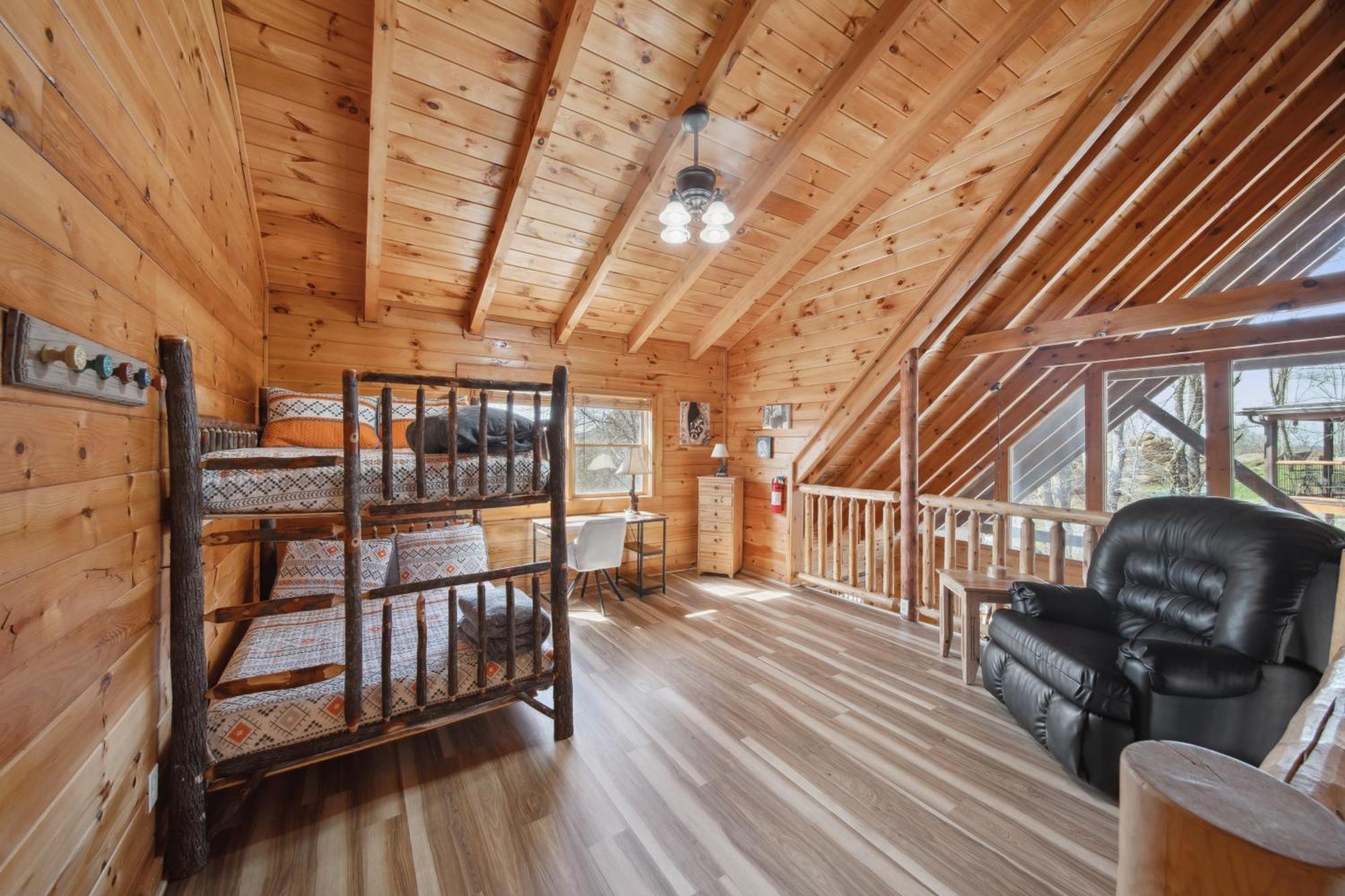 Alpine Resort Near Dollywood, Hot Tub, Game Room, Outdoor Pool, Fast Wifi *