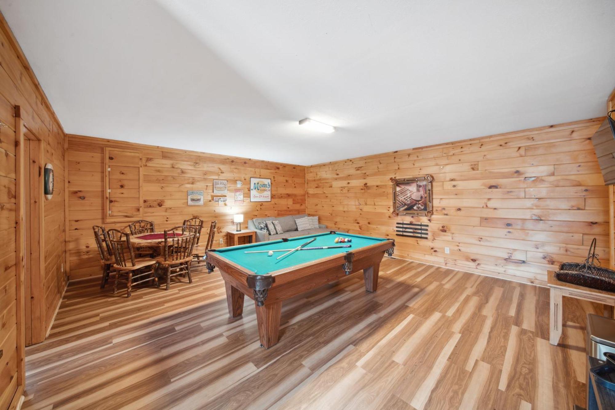 Alpine Resort Near Dollywood, Hot Tub, Game Room, Outdoor Pool, Fast Wifi Pigeon Forge
