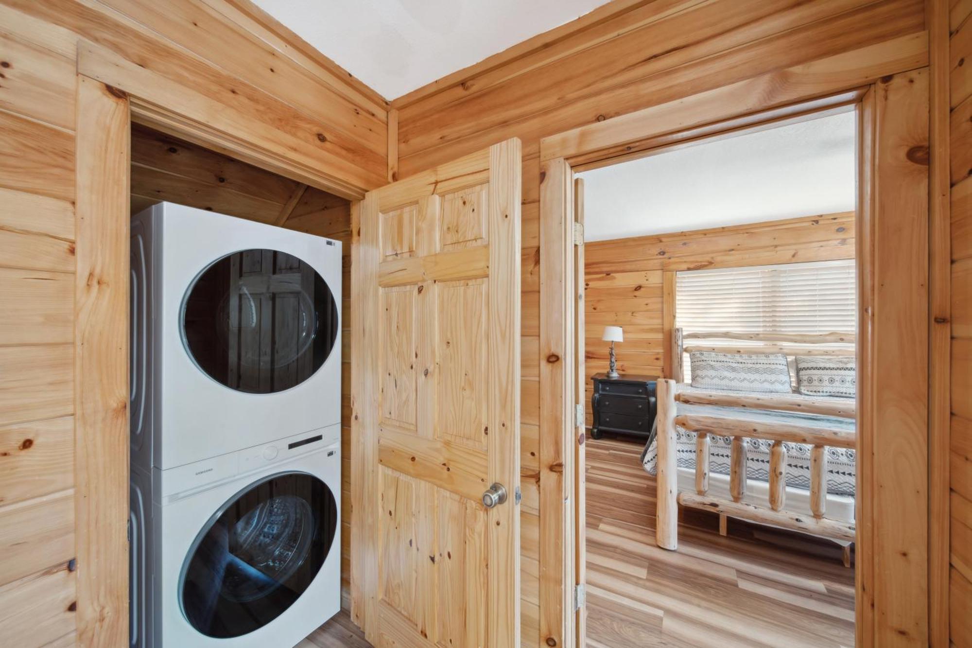 Alpine Resort Near Dollywood, Hot Tub, Game Room, Outdoor Pool, Fast Wifi * Pigeon Forge