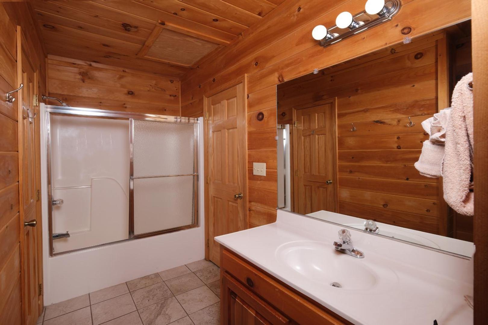 5br Sleeps 20 Putt Putt Gameroom Hot Tub Free Attraction Tickets Holiday home Pigeon Forge