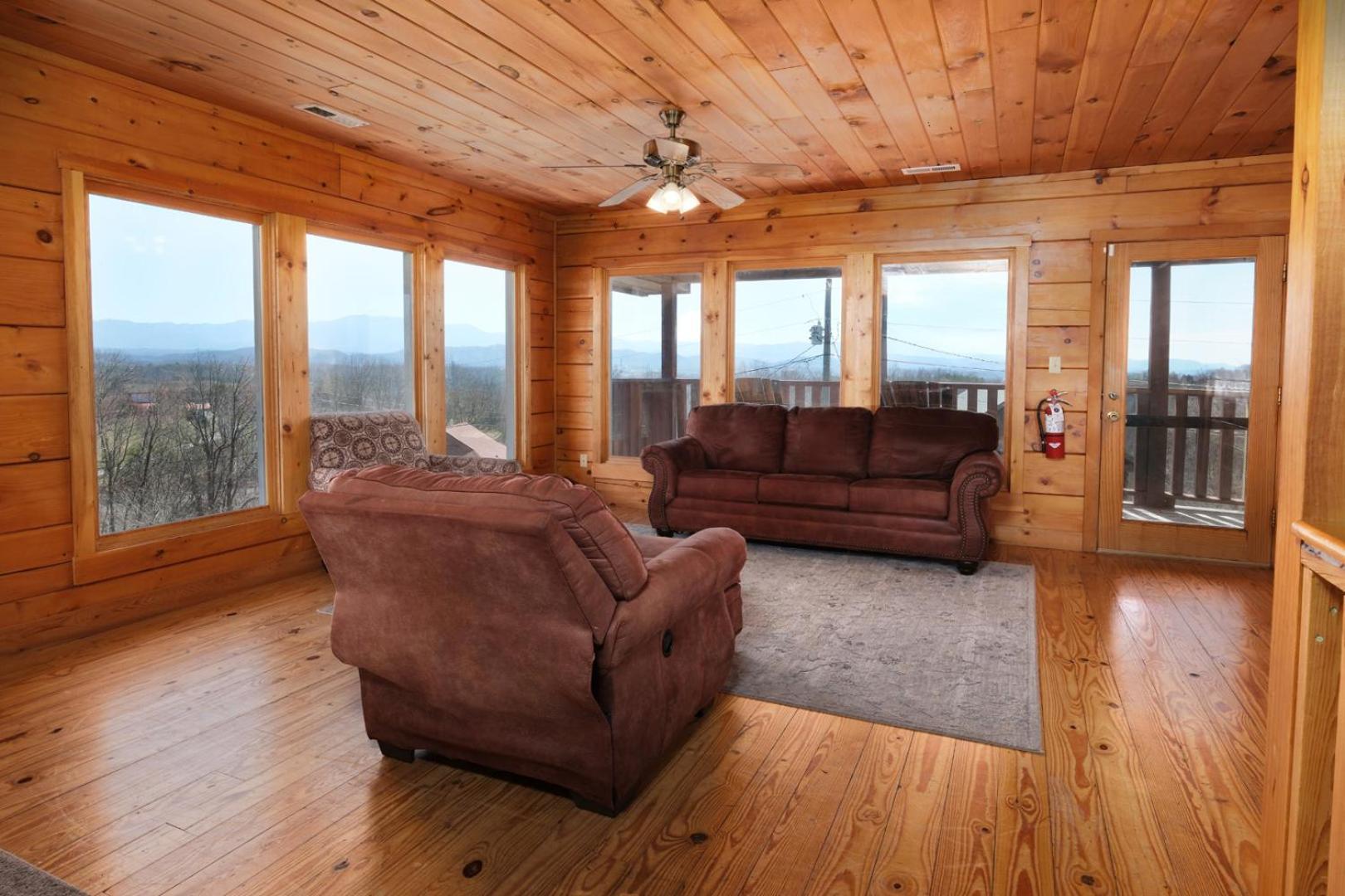5br Sleeps 20 Putt Putt Gameroom Hot Tub Free Attraction Tickets Holiday home Pigeon Forge