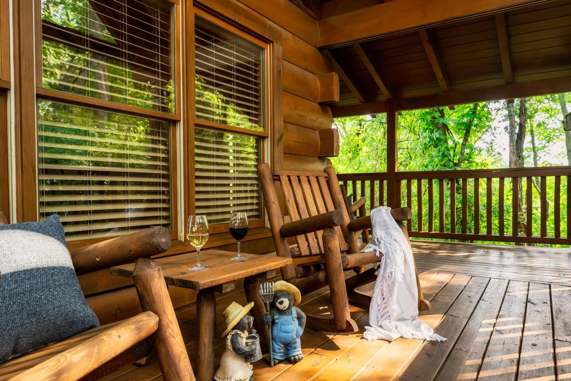 Alpine Resort Near Dollywood, Hot Tub, Game Room, Outdoor Pool, Fast Wifi Pigeon Forge