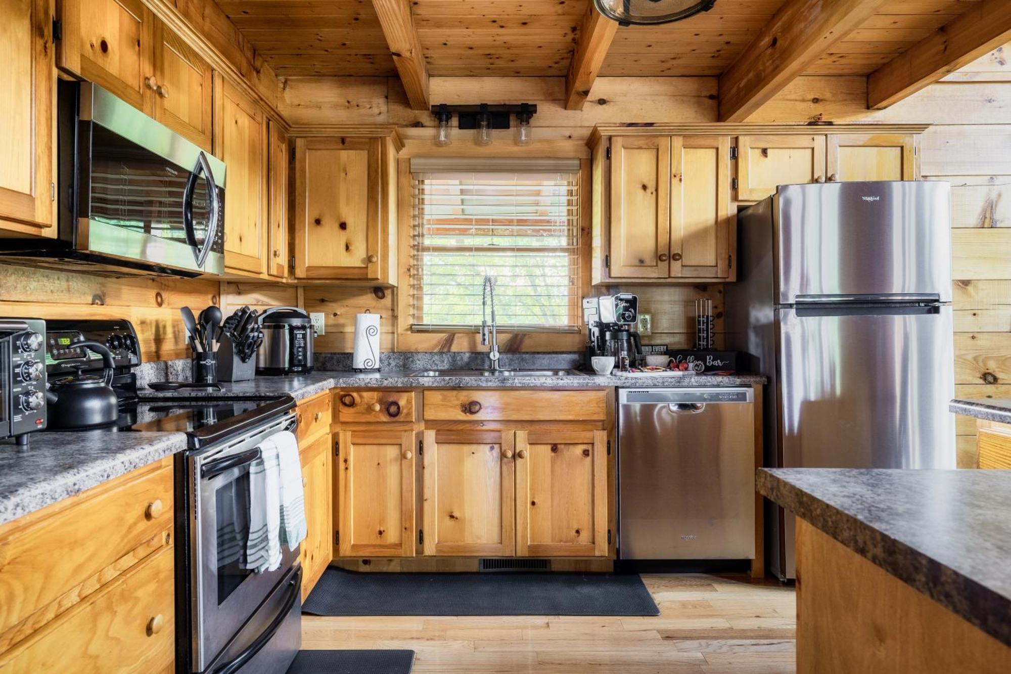 Holiday home Alpine Resort Near Dollywood, Hot Tub, Game Room, Outdoor Pool, Fast Wifi