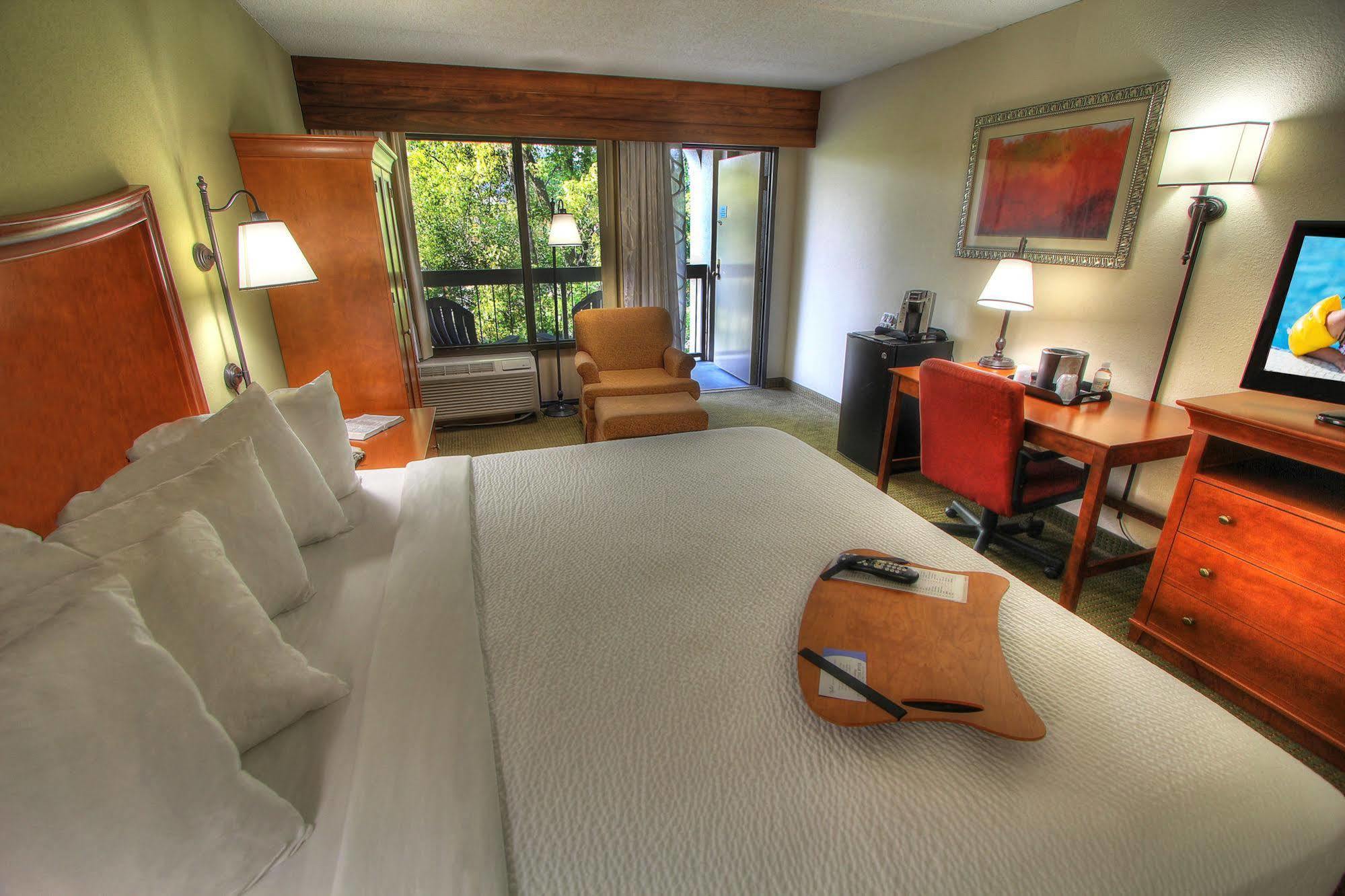 Hotel The On The River 3*