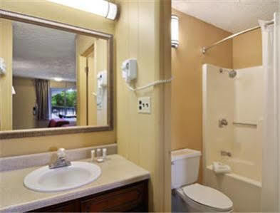 Americana A Travelodge By Wyndham 2*