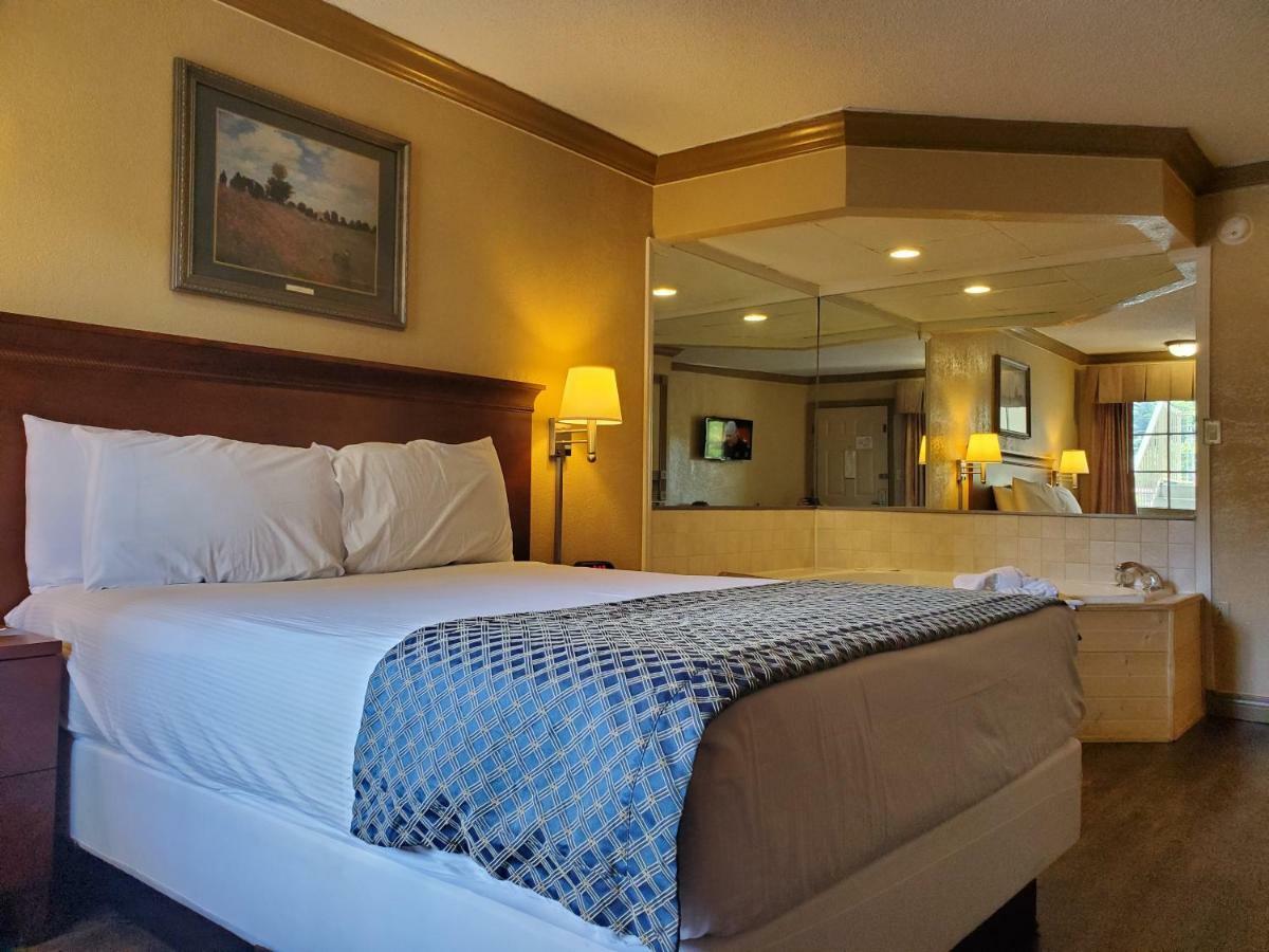 Colonial House Motel 3*