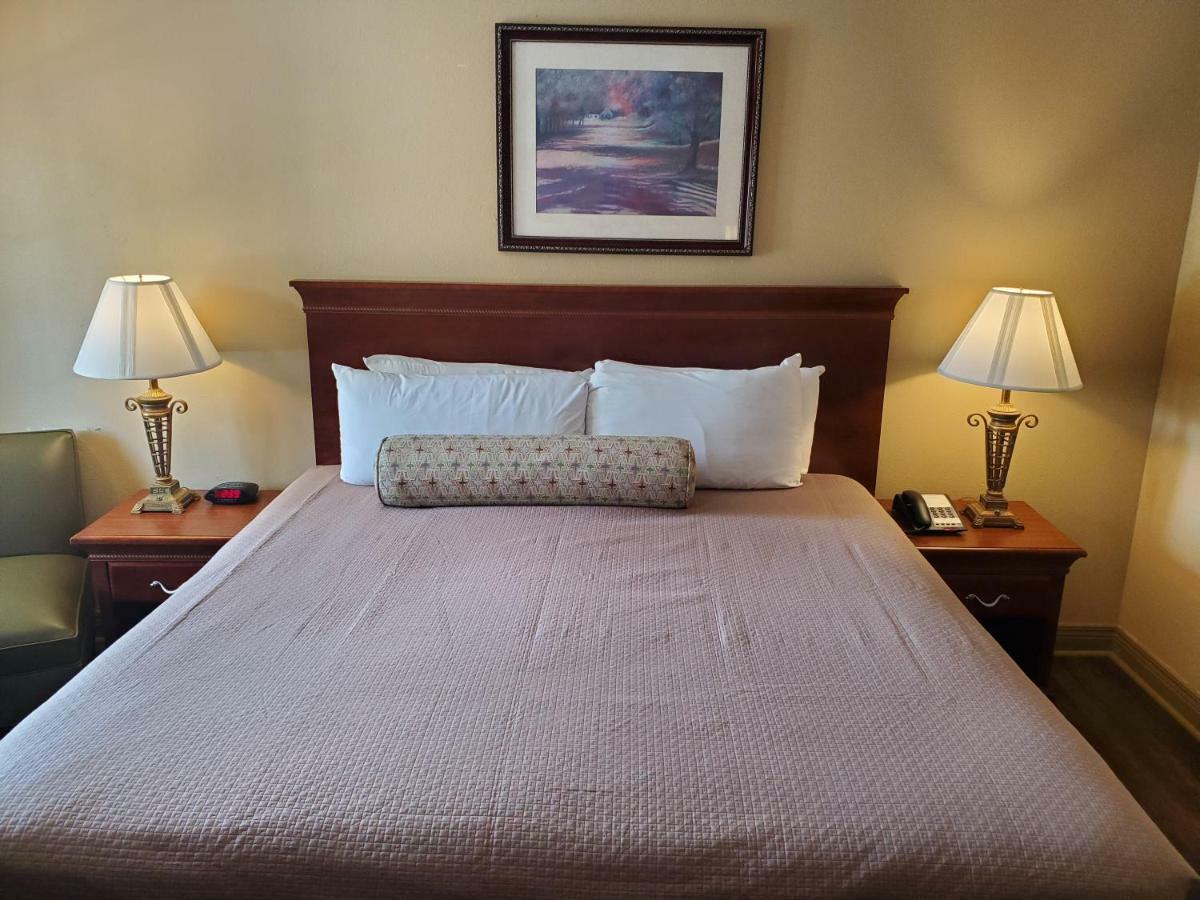 Colonial House Motel 3*