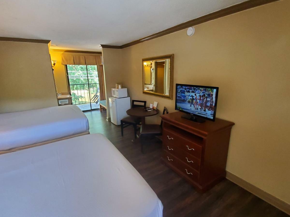 Motel Colonial House