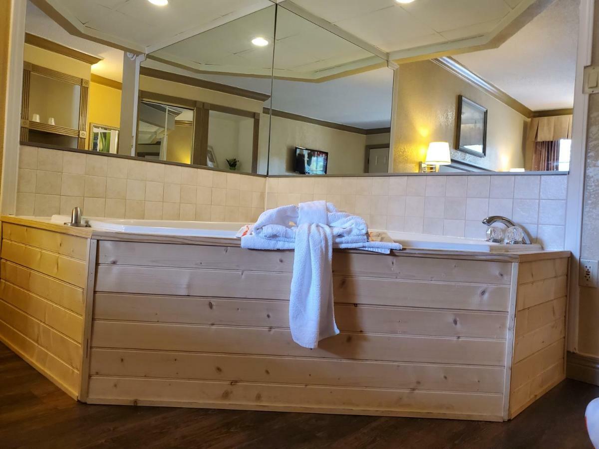 Colonial House Motel