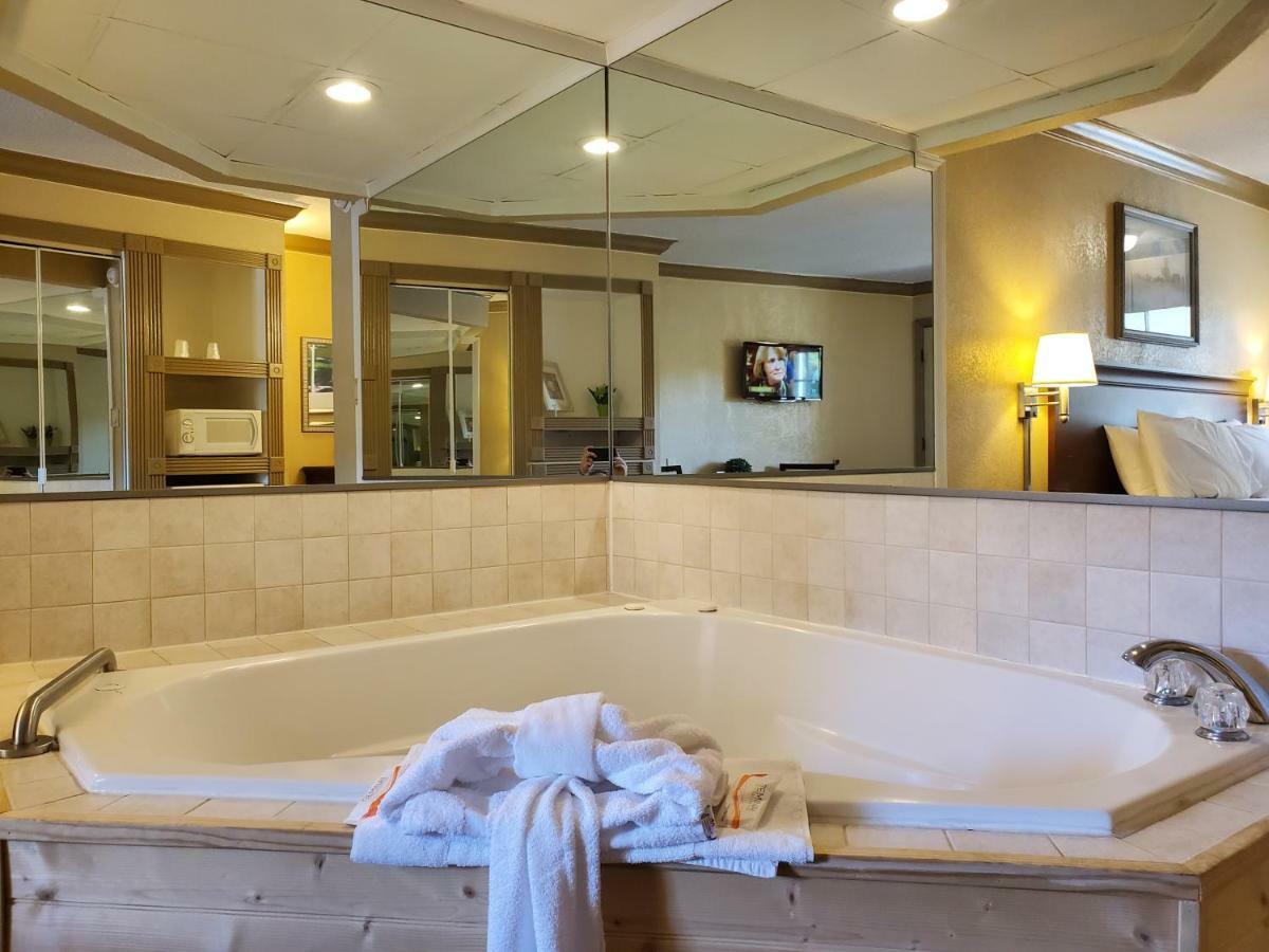 Colonial House Motel 3*