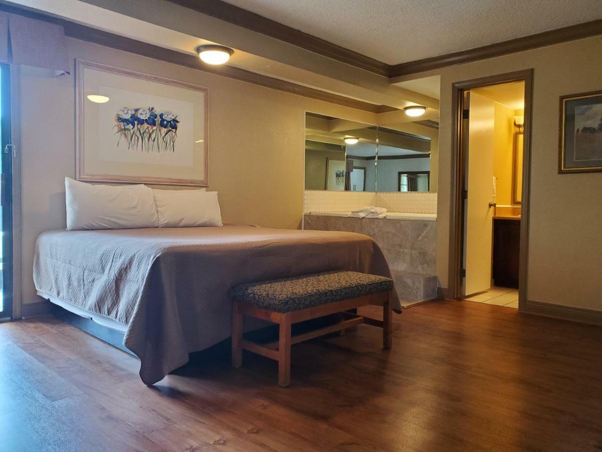 Motel Colonial House